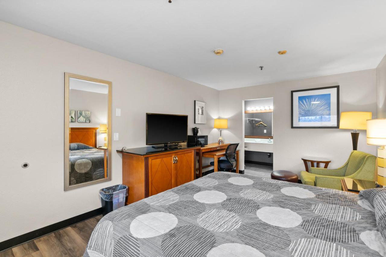 Basecamp A Travelodge By Wyndham Motel